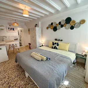 Petra Pelikan Mykonos Town